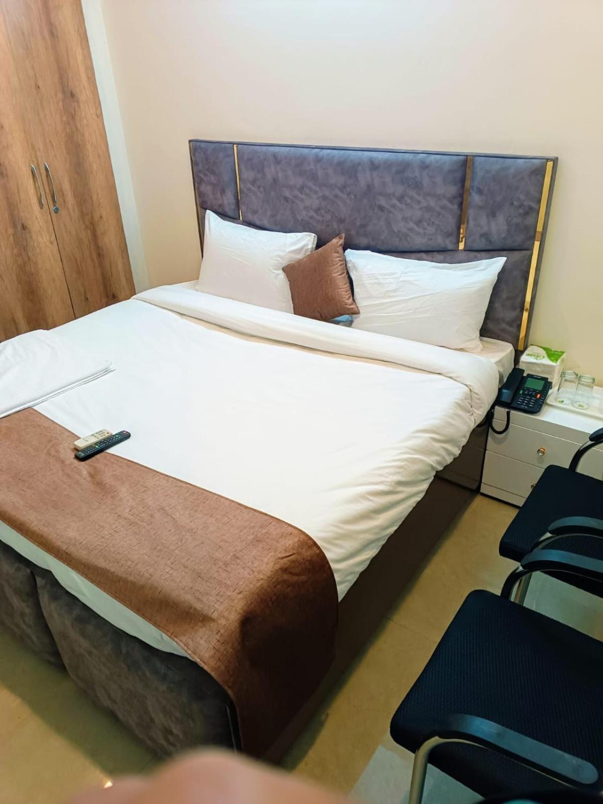 Soooper Hotel Gurgaon Bagian luar foto
