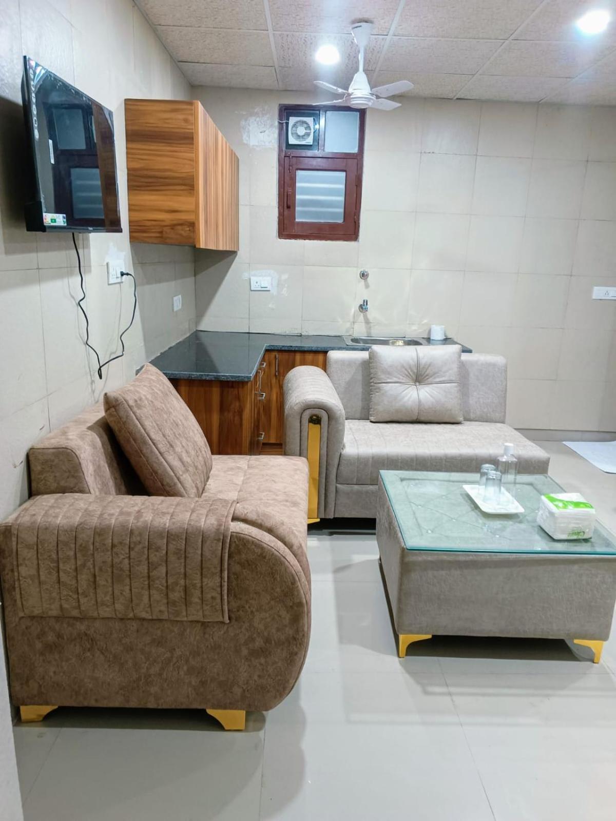 Soooper Hotel Gurgaon Bagian luar foto