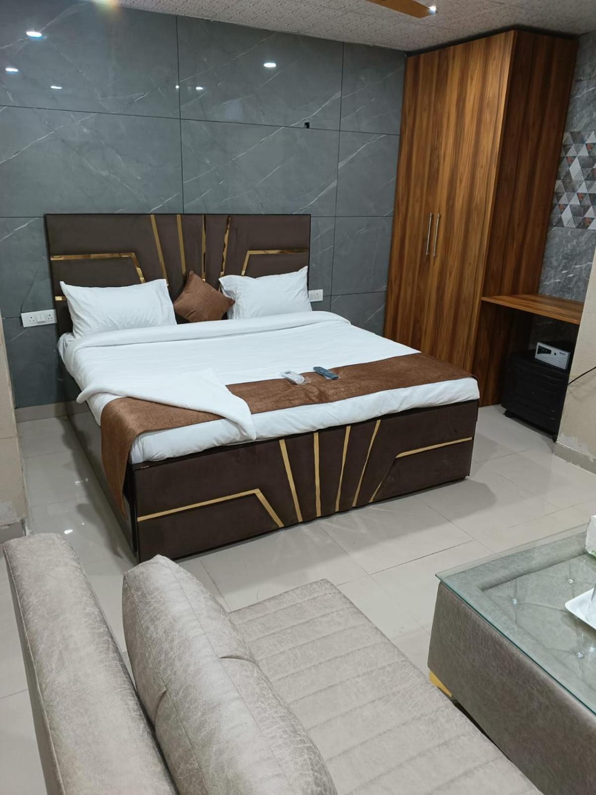Soooper Hotel Gurgaon Bagian luar foto