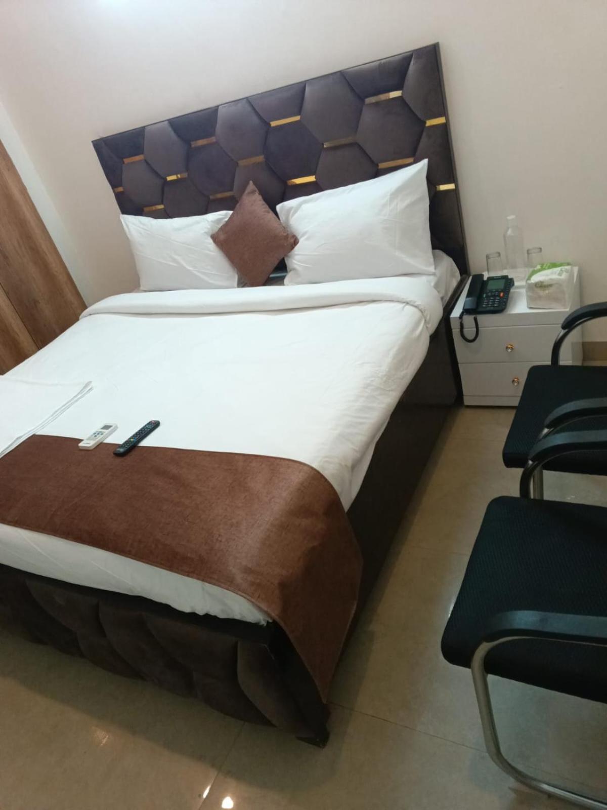 Soooper Hotel Gurgaon Bagian luar foto