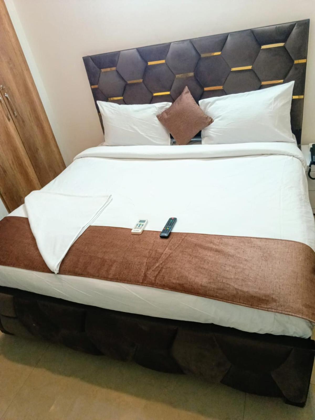 Soooper Hotel Gurgaon Bagian luar foto