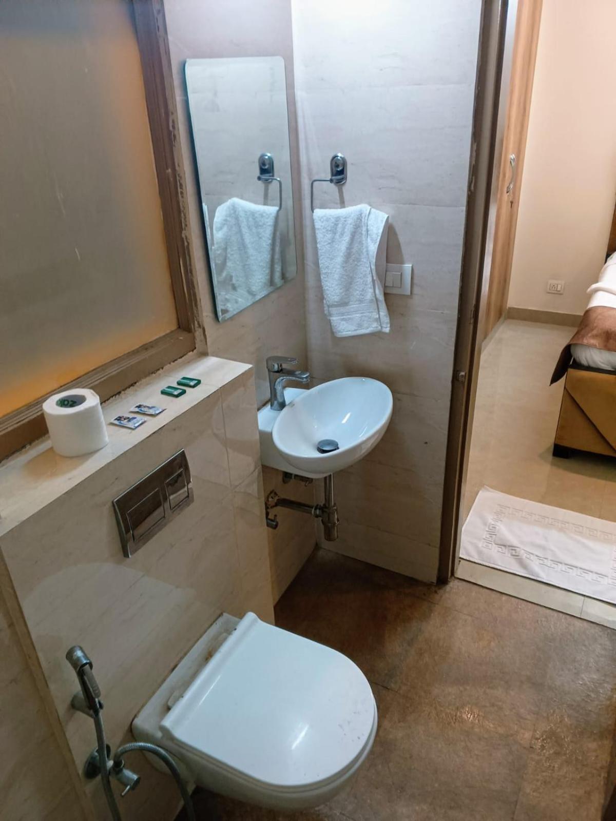 Soooper Hotel Gurgaon Bagian luar foto