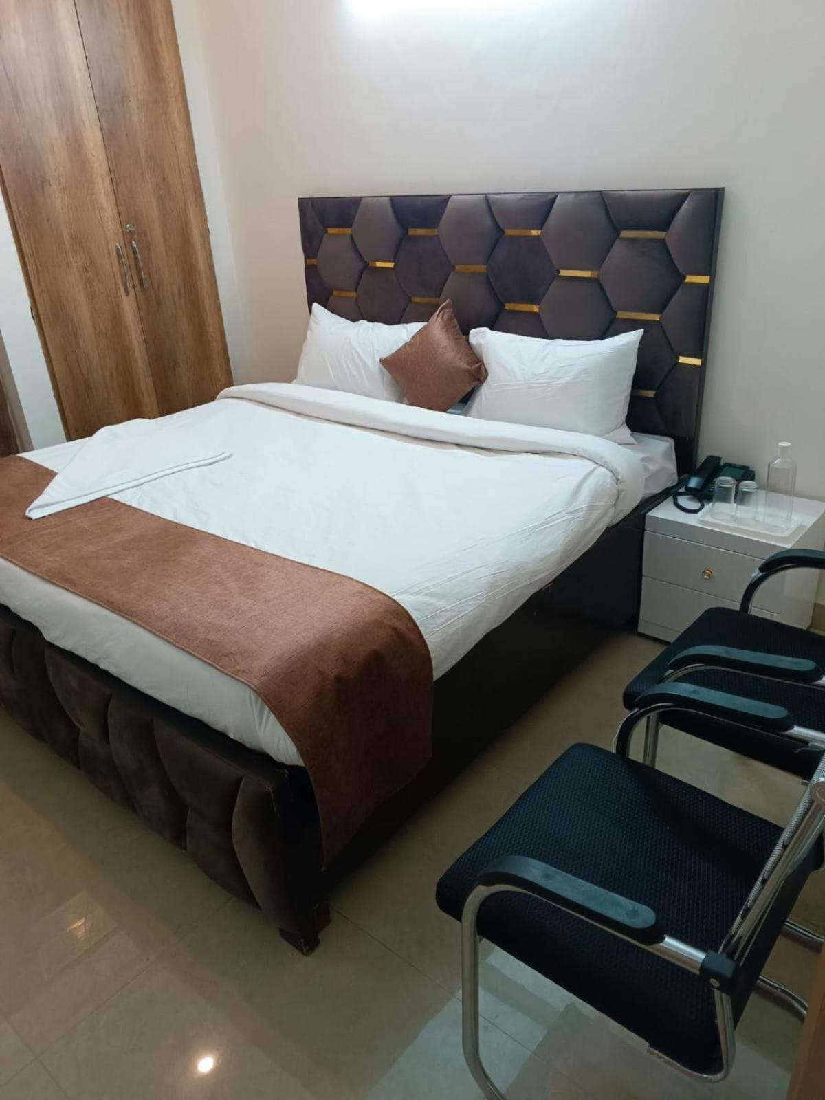 Soooper Hotel Gurgaon Bagian luar foto